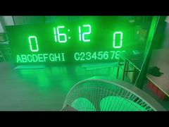 Buiten groot voetbal elektronisch scorebord met de naam van het team