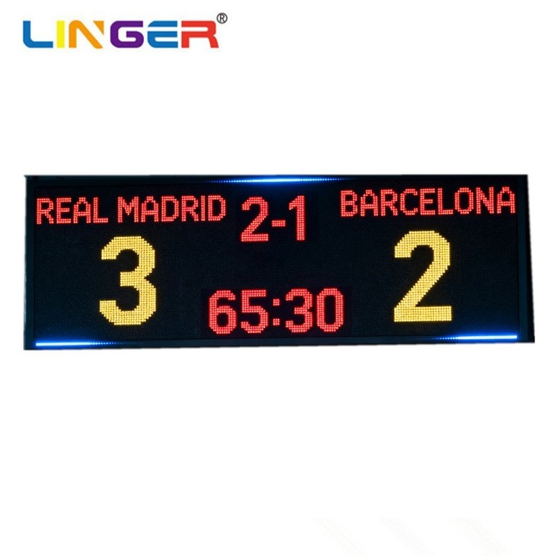 Buiten groot voetbal elektronisch scorebord met de naam van het team